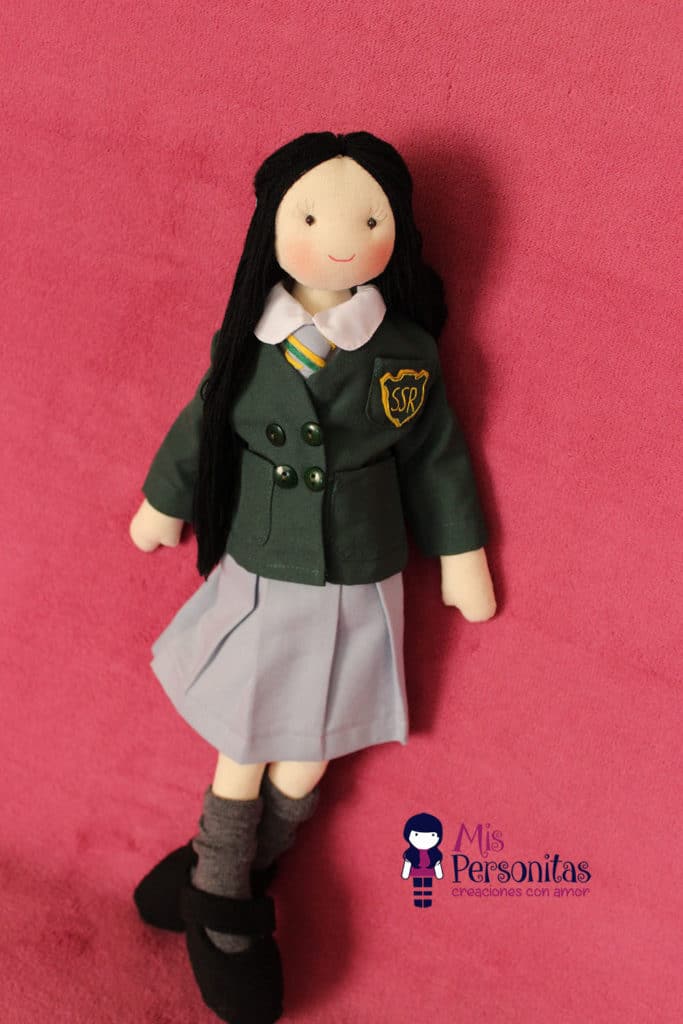 Muñeca de tela escolar personalizada Seminario San Rafael