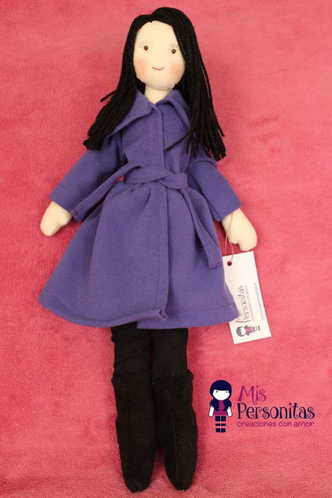 Muñeca de tela personalizada con abrigo morado