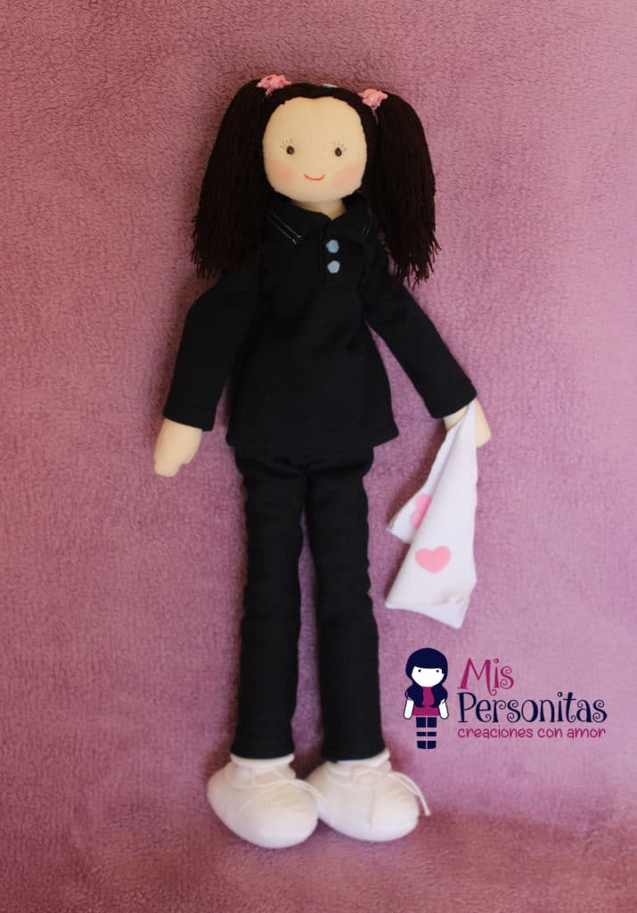 Muñeca de tela personalizada con mantita