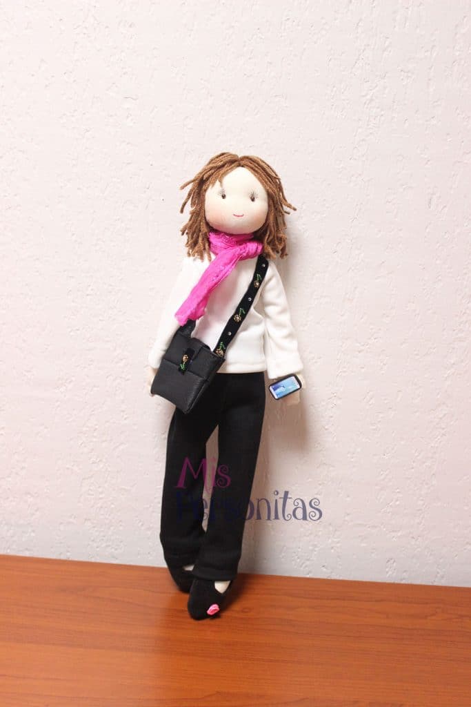 Muñeca de Tela Personalizada Bolso y Celular