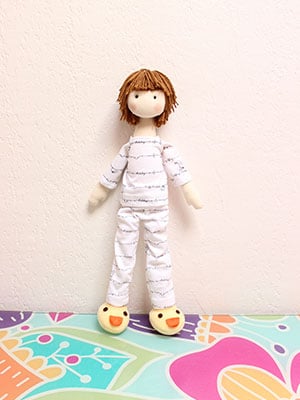 Muñeco de tela en pijama