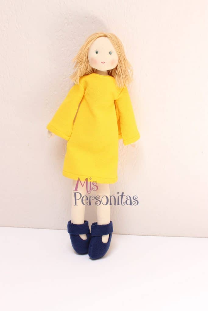 Muñeca de Tela Vestido Amarillo