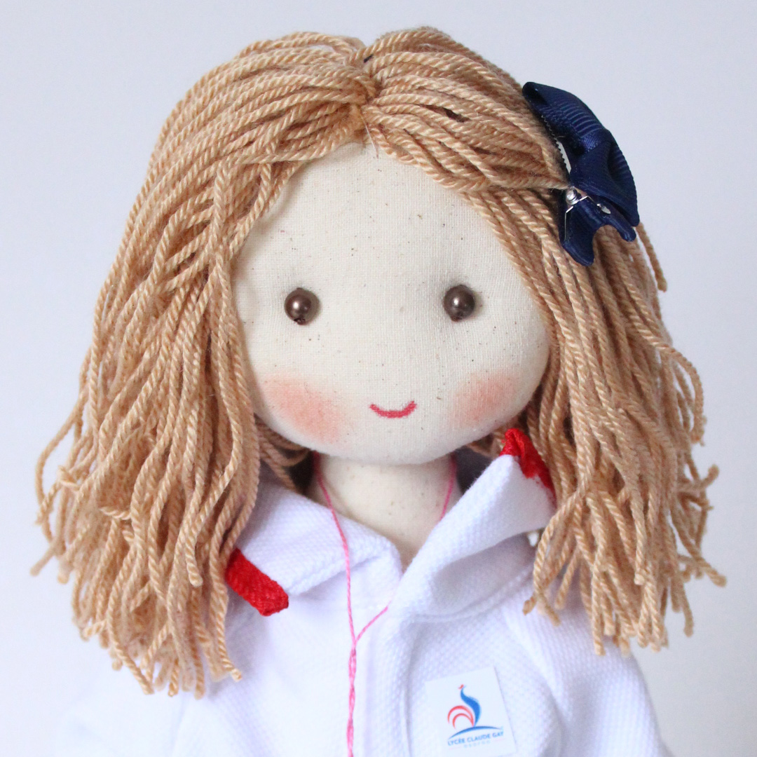 muñeca de tela escolar