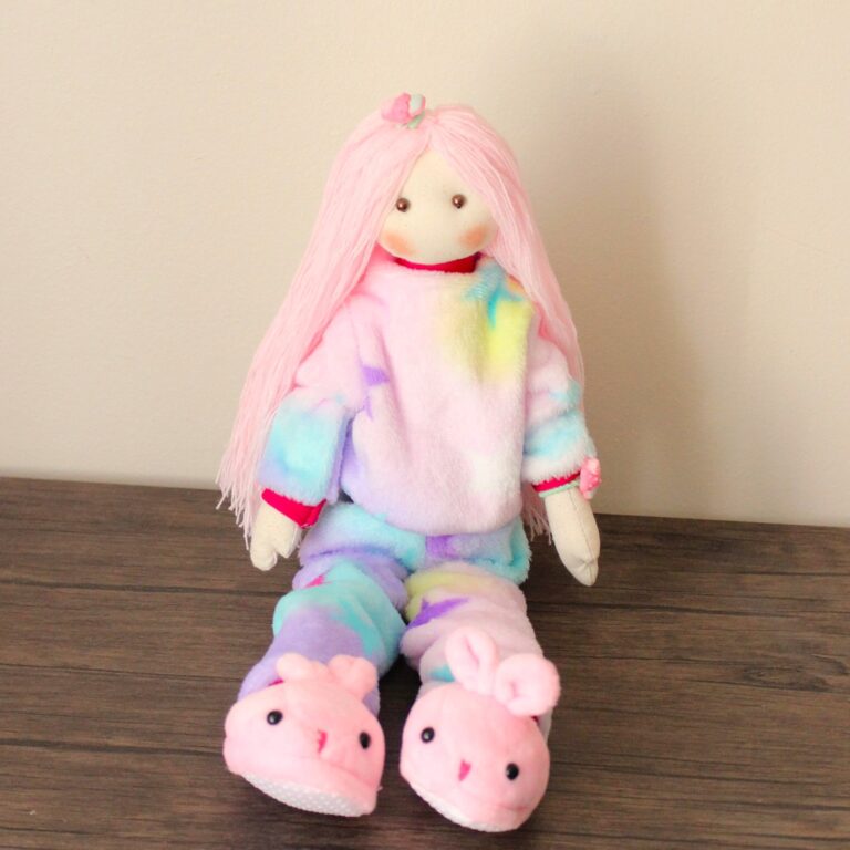 Muñeca de tela pijama