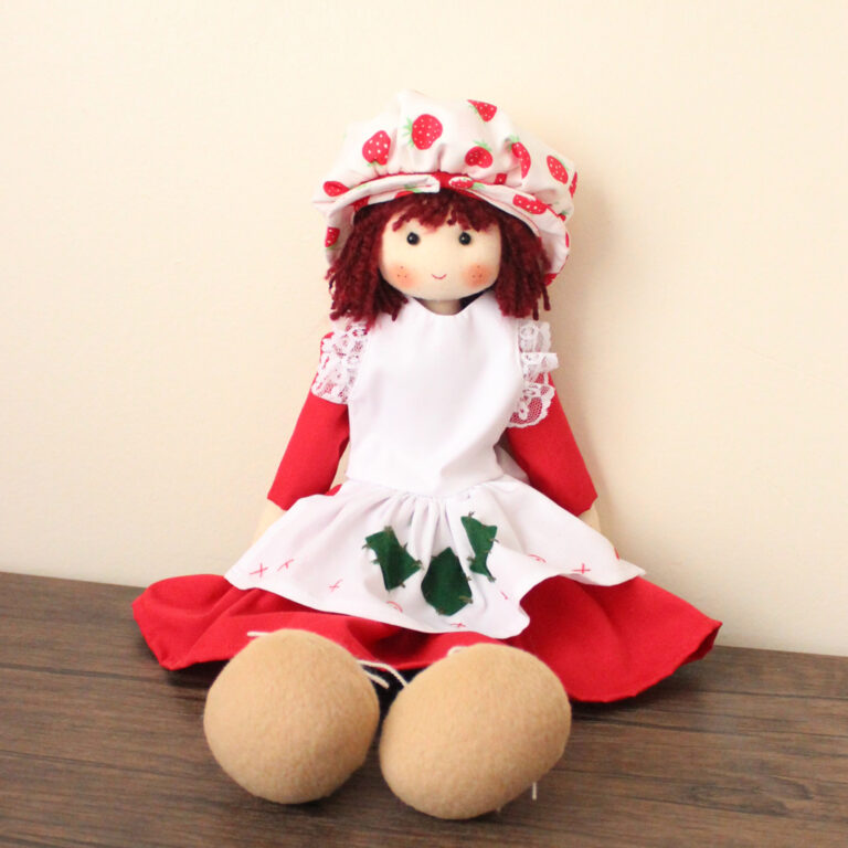 muñeca de tela frutillita